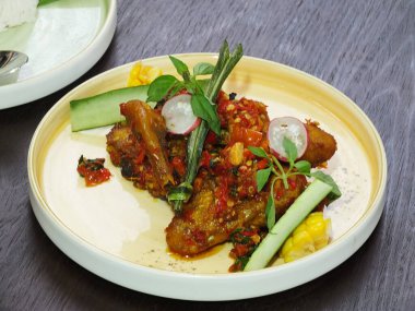 Çeşitli Asya yemekleri seti. Tahta masada yan tabakları olan pilav. Üst Manzara. Yemek zamanı restoran konseptinin tadını çıkar. Asya tarzı ziyafet