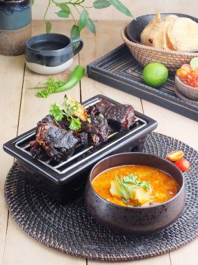Asya Endonezya mutfağı leziz ızgara kaburga ve baharatlı soto.