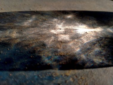 Uzun gölgelerin ve yerdeki güneş ışığının soyut arkaplanı. Sabahları güneş ışığı hala sarımtırak ve nesnelerin gölgelerinin eşsiz bir doku oluşturduğu görülebilir.