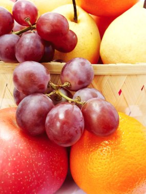 Tahta sepet üzümlü elma armudunu portakalla karıştır. Meyve bahçesinden meyve dükkanına hasat