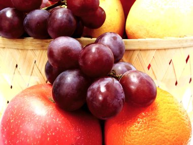 Tahta sepet üzümlü elma armudunu portakalla karıştır. Meyve bahçesinden meyve dükkanına hasat