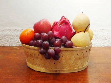 Tahta sepet üzümlü elma armudunu portakalla karıştır. Meyve bahçesinden meyve dükkanına hasat