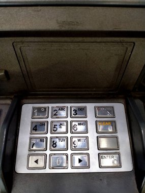 Paslı ve yıpranmış elektronik dokunmatik düğme. Para çekme makinesinin numaralı düğmeleri.