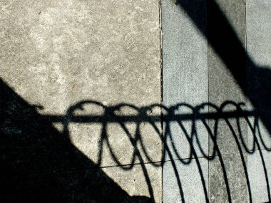 Kaldırımdaki rastgele bir gölgenin soyut arkaplan dokusu.