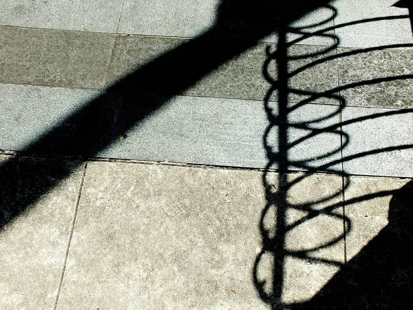 Kaldırımdaki rastgele bir gölgenin soyut arkaplan dokusu.