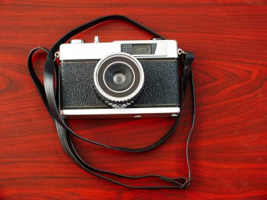 Ahşap masa arkasında eski model kamera teçhizatı. Üst manzara, düz yatış. Retro vintage konsepti. Seyahat ve seyahat tasarım ögesi