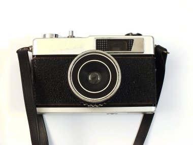 Beyaz arka planda eski model kamera teçhizatı. Üst manzara, düz yatış. Retro vintage konsepti. Seyahat ve seyahat tasarım ögesi