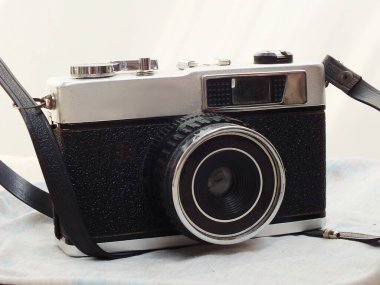 Beyaz arka planda eski model kamera teçhizatı. Üst manzara, düz yatış. Retro vintage konsepti. Seyahat ve seyahat tasarım ögesi