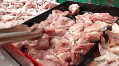 Süpermarketten çiğ tavuk eti toplarken çekilmiş yakın çekim görüntüleri. Aile için günlük alışveriş