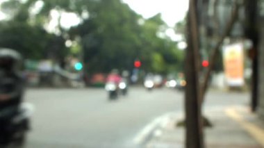 Defocus şehirde yoğun bir trafiğin görüntüsünü çekti. Arkaplan mavisi. Şehir ulaşımı, insanlar işe gitti.. 