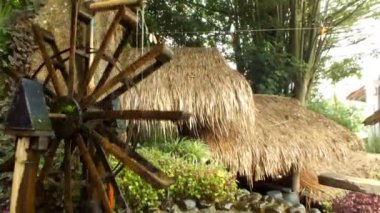 Geleneksel evde kırsal bir yerde su çarkı. İçinden su akıyor ve sakinlik ortamı yaratıyor.