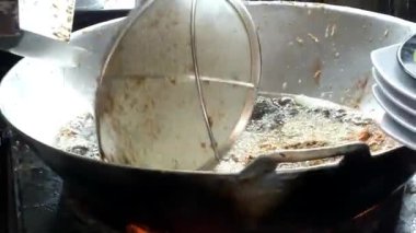 Tavada kızartılmış tavuğun dinamik bir sahnesi. Yemek hazırlamakla meşgulken ustaca tava yakalamak..