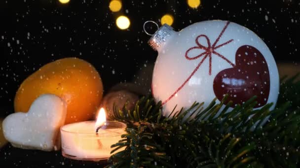 圣诞节装饰以蜡烛和雪为背景 — 图库视频影像