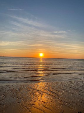 Sahilde güzel bir gün batımı