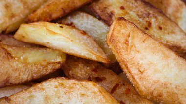 Kızarmış patates ve tuzlu kırmızı biber, yakın plan.