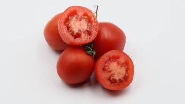 Beyaz arka planda dilimlenmiş domatesler. yakın plan. 