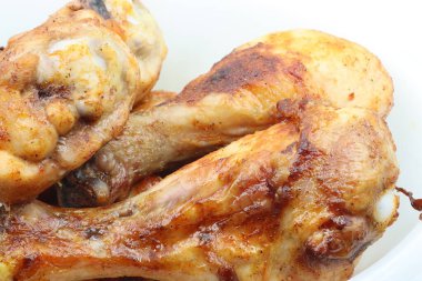 Kızarmış tavuk parçaları. Kapat..