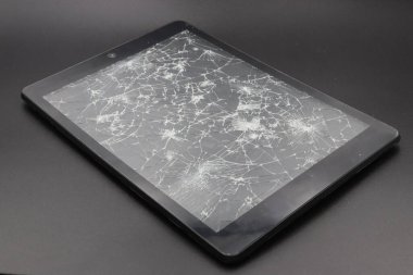 Siyah arkaplanda kırık ekranlı tablet bilgisayarı
