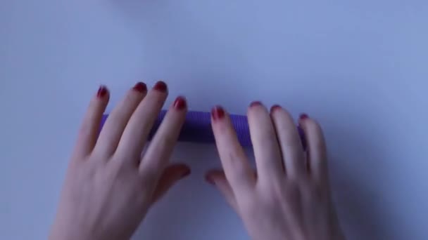 Tangan Perempuan Bermain Dengan Stres Biru Pop Tabung Mainan Menghubungkannya — Stok Video