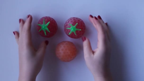Χέρια Των Γυναικών Απλώνουν Ρύγχος Από Φρούτα Σιλικόνης Και Τσαλακώνουν — Αρχείο Βίντεο