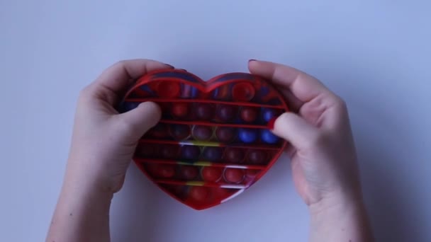 Γυναίκες Χέρια Τσαλακώνουν Και Παίζουν Μεγάλη Καρδιά Pop Close Top — Αρχείο Βίντεο
