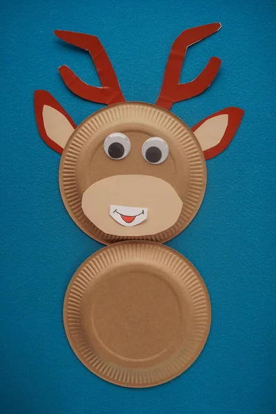 クリスマスサンタの鹿の手作り ステップバイステップの写真の指示 Diyのコンセプト ステップ8 面白い目を取り 鹿の顔に接着します トップビュー フラットレイ — ストック写真