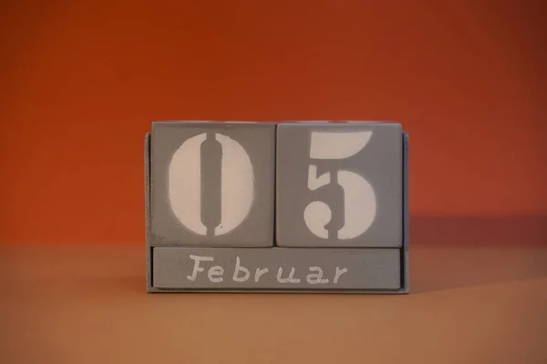 5 Februar on wooden grey cubes. Calendar cube date 05 February. Concept of date. Copy space for text or event. Educational cubes. Cube shape calendar for February 5 with empty space. Selective focus