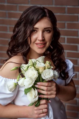 Bohemya tarzında bir buketi olan güzel bir gelin. Boho tarzı, minimalizm