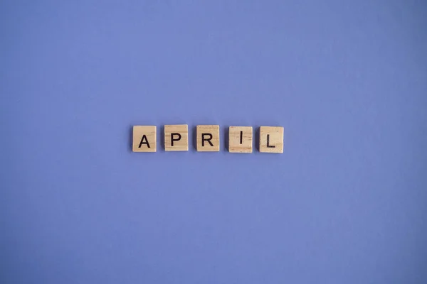 4月の4月 自然の色の木製のバー上の個々の文字から 高解像度で 非常にパーイ今年の背景の色 コピースペース フラットレイアウト ステップバイステップ ステップ4 — ストック写真