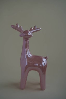 Beyaz arka planda izole edilmiş hafif geyik oyuncağı