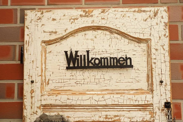 Old Wooden Door Welcome Sign — Stock Photo, Image