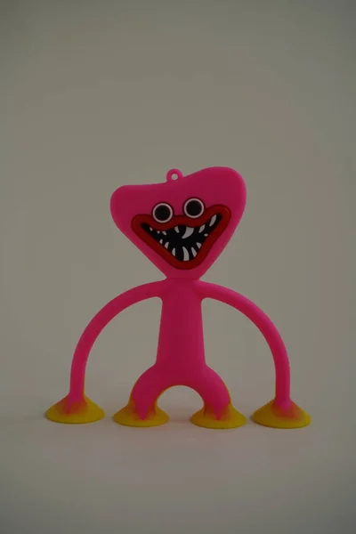 Brinquedo Monstro Engraçado Sorrindo Mostrando Dentes Fundo Branco — Fotografia de Stock
