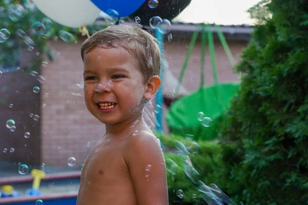 Mały Chłopiec Strumieniu Baniek Mydlanych Piankowe Przyjęcie Urodzinowe Natury Miękkie — Zdjęcie stockowe