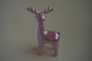 Beyaz arka plan üzerinde izole oyuncak geyik heykelcik.