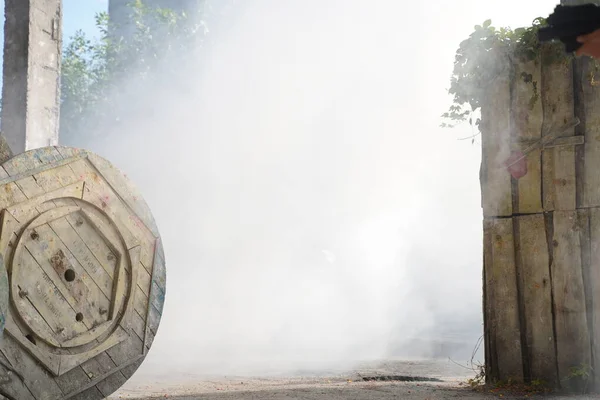 석궁이나 페인트볼 경기중 폴리곤에서 연기가 수류탄 — 스톡 사진