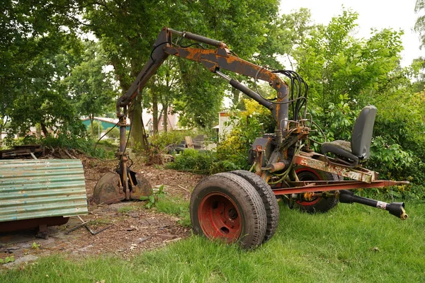 Mini Escavadeira Escavando Terra Campo Floresta Colocação Tubos Esgoto Subterrâneos — Fotografia de Stock