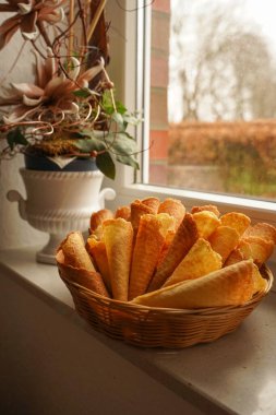 Gri pencere eşiğinde dondurma külahları.