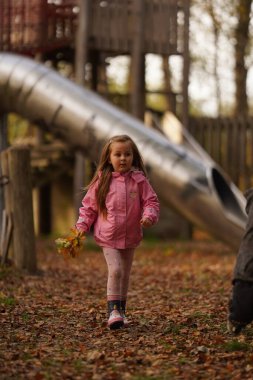 Oyun parkında eğleniyor yetişkin ya da genç kız.