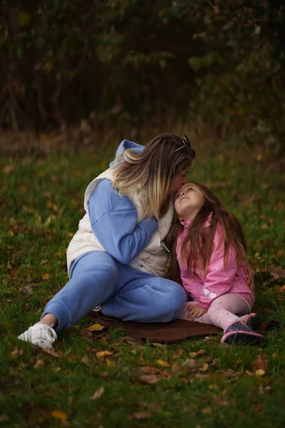 Glückliche Mutter Hat Spaß Mit Ihrer Tochter Freien Familien Und — Stockfoto