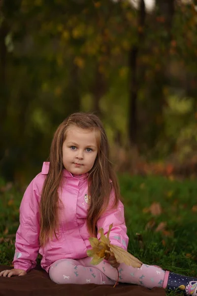 芝生の上の公園でピンクのかわいい長髪の女の子 幸せな子供の肖像画 — ストック写真