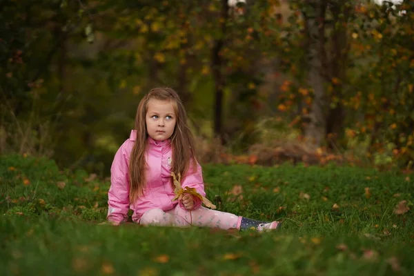 Joyeux Enfant Gai Adorable Petite Fille Vêtements Chauds Colorés Lumineux — Photo