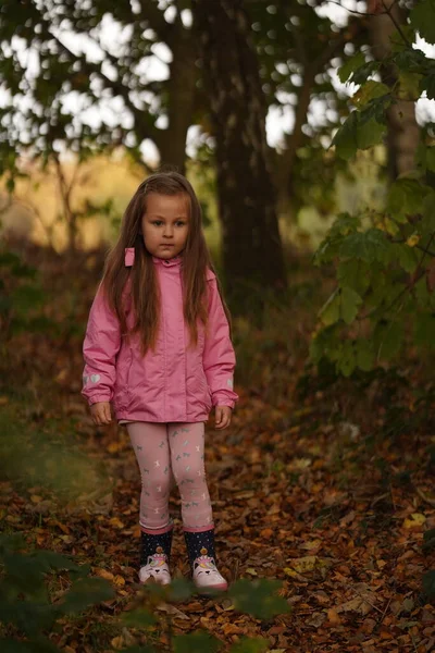 Porträt Eines Verängstigten Kleinen Mädchens Ein Verängstigtes Kleines Mädchen — Stockfoto