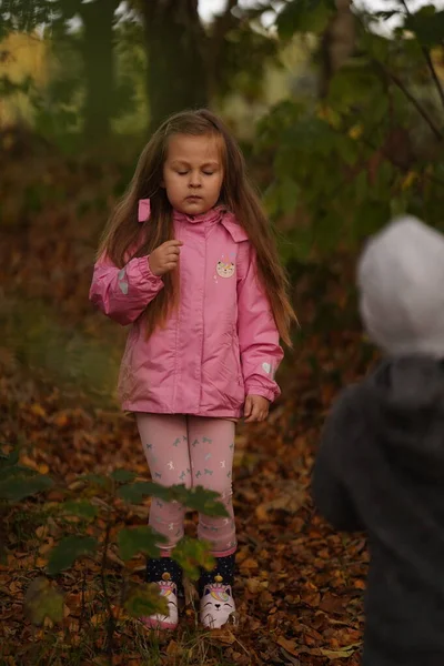 Podzimní Děti Chlapec Dívka Procházky Hraní Podzimním Zlatém Parku Říjen — Stock fotografie
