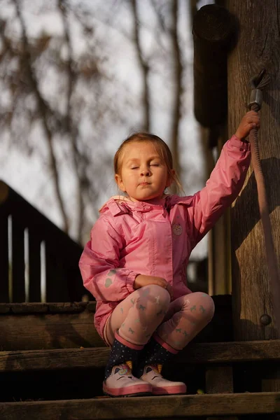 可爱的孩子或紧闭双眼的小女孩 呼吸冥想 坐在台阶上寻求平静和放松 — 图库照片