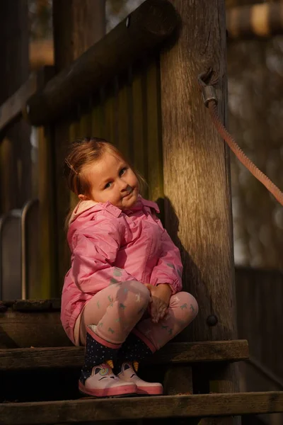 Sonriendo Avergonzado Tímido Niña Caucásica Moda Infantil —  Fotos de Stock