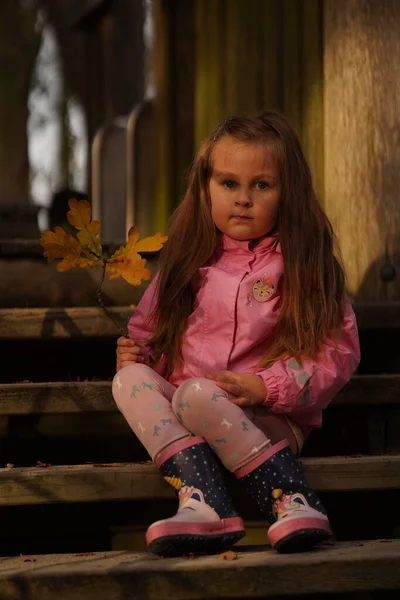漂亮的小女孩 穿着粉红色的衣服 戴着一束黄色的花 — 图库照片