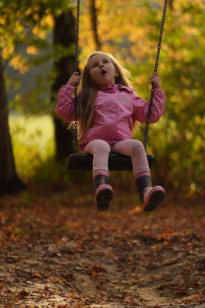 Una Ragazza Dai Capelli Lunghi Canta Canzoni Altalena Nella Foresta — Foto Stock