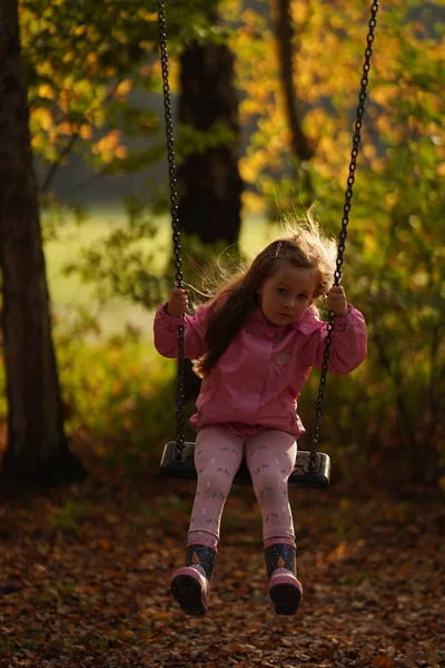 Smích Dítě Houpačce Letním Parku — Stock fotografie