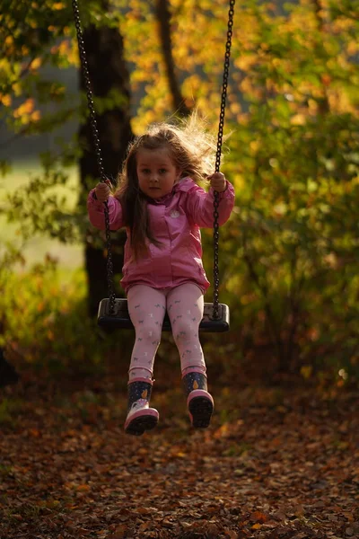 Boldog Éves Kislány Hintán Boldog Gyerek Játszótéren Hintázik Szabadtéri Nyári — Stock Fotó