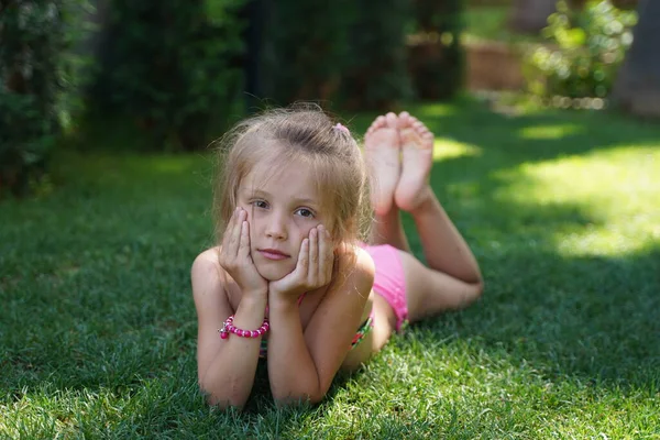 Portrait Une Petite Fille Heureuse Dans Parc Journée Été — Photo